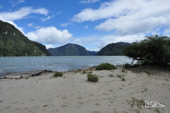 Playa Ancha, a praia de Caleta Tortel, no sul do Chile